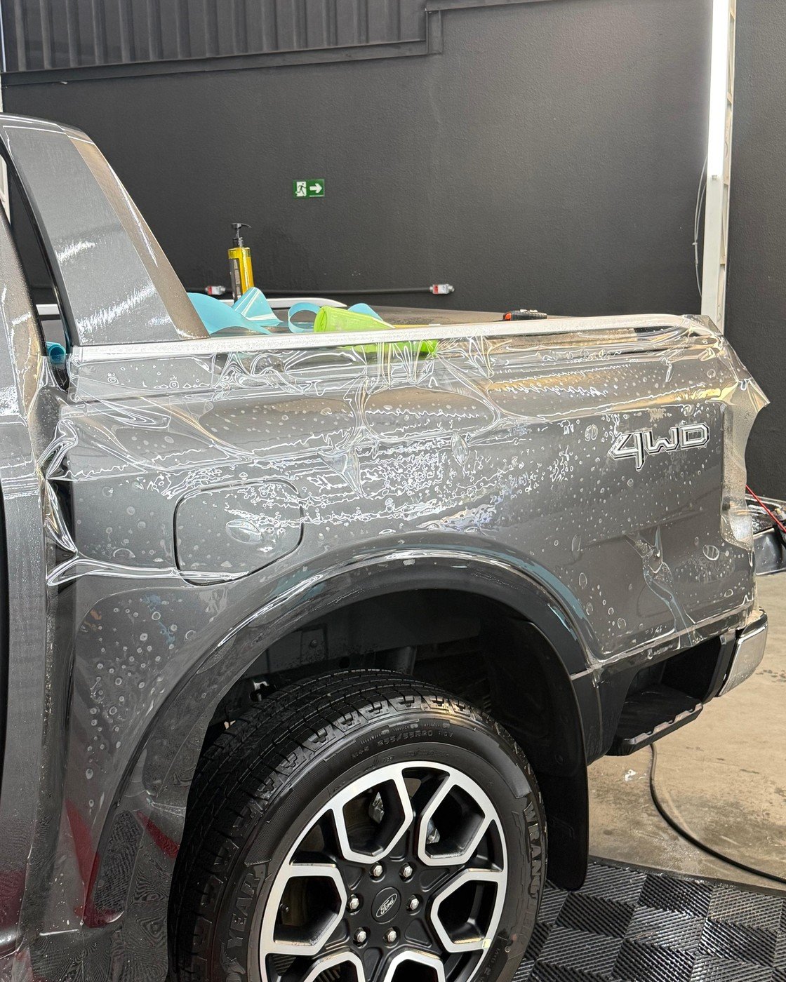 Ford Ranger com PPF sendo aplicado — proteção de pintura DMV Customs